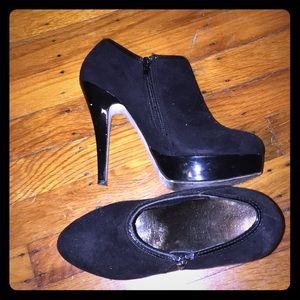 STEVE MADDEN! Black suede bootie heels